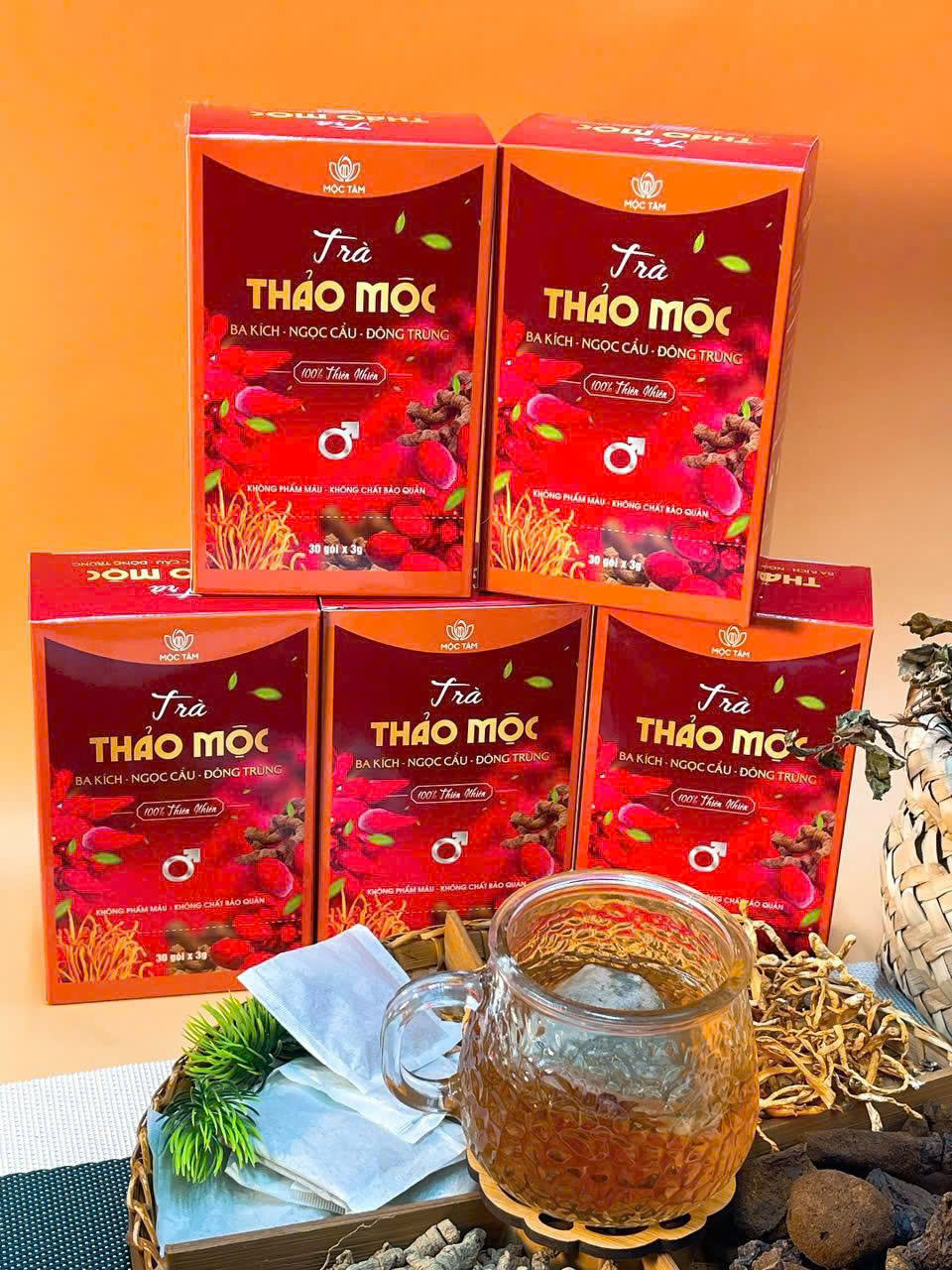 Trà pha và hộp sản phẩm